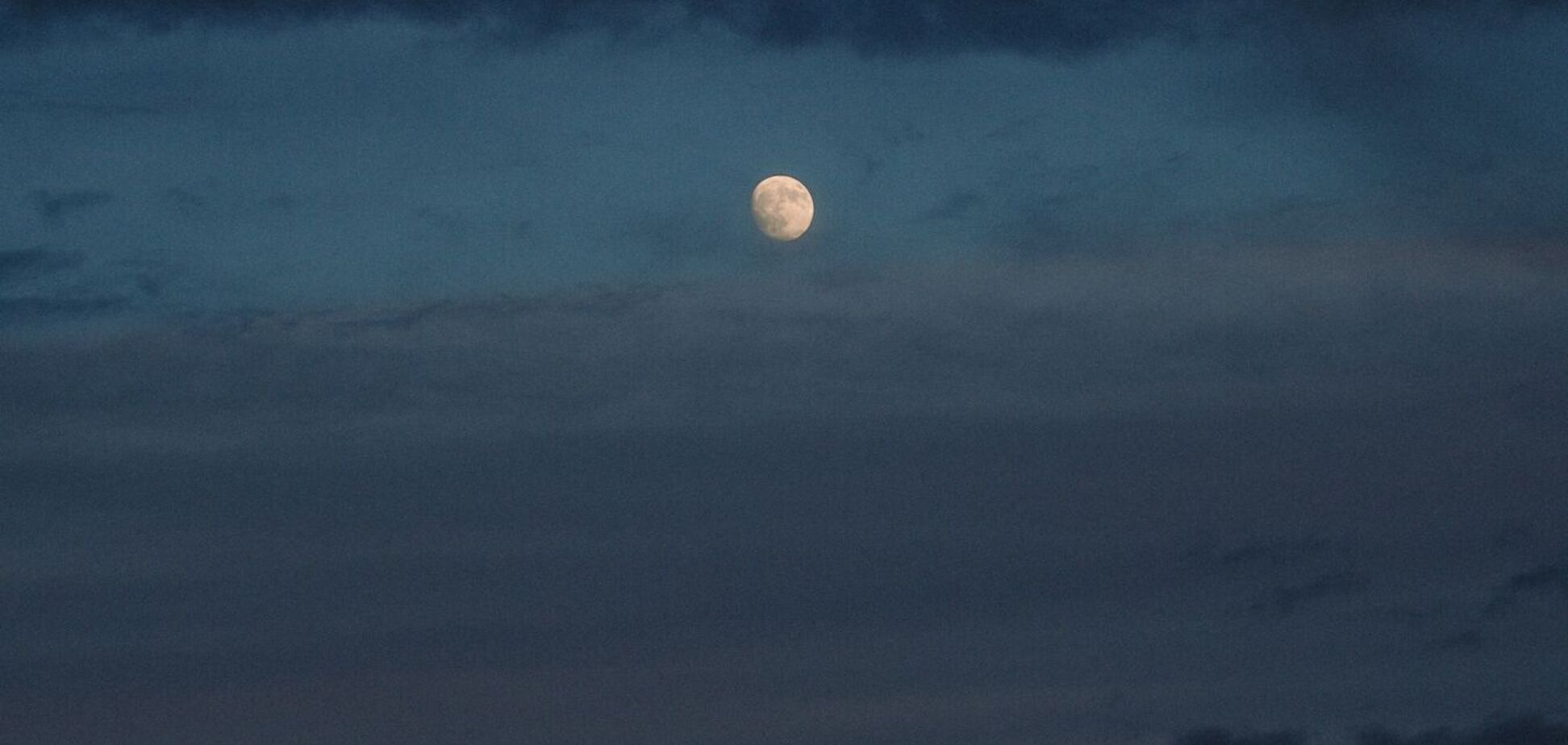 Луна ежегодно отдаляется от Земли: ученые объяснили почему