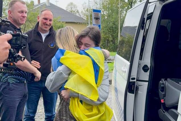 Все время не знала о судьбе своих дочерей: в Украину вернули женщину, которую 6 лет удерживали в российской неволе. Фото