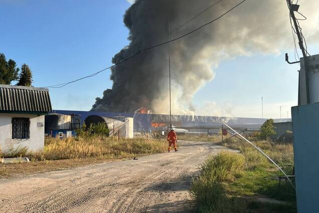 На Київщині загорівся логістичний центр 'Епіцентру' внаслідок атаки РФ: дим видно здалеку. Подробиці, фото та відео