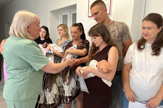 В Днепре вручили сертификаты семьям, у которых родились малыши на День города