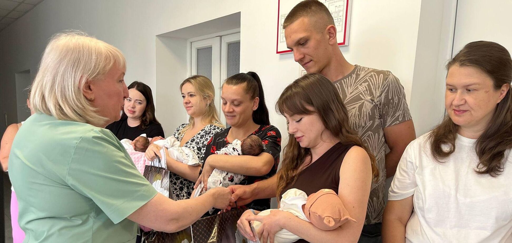 В Днепре вручили сертификаты семьям, у которых родились малыши на День города