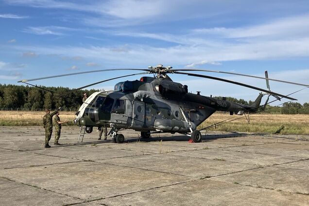 Чехія перекинула до Польщі три вертольоти для посилення захисту неба. Фото