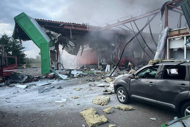 Россияне атаковали дроном топливозаправочную станцию и железную дорогу на Полтавщине: возникли пожары, пострадали люди. Фото