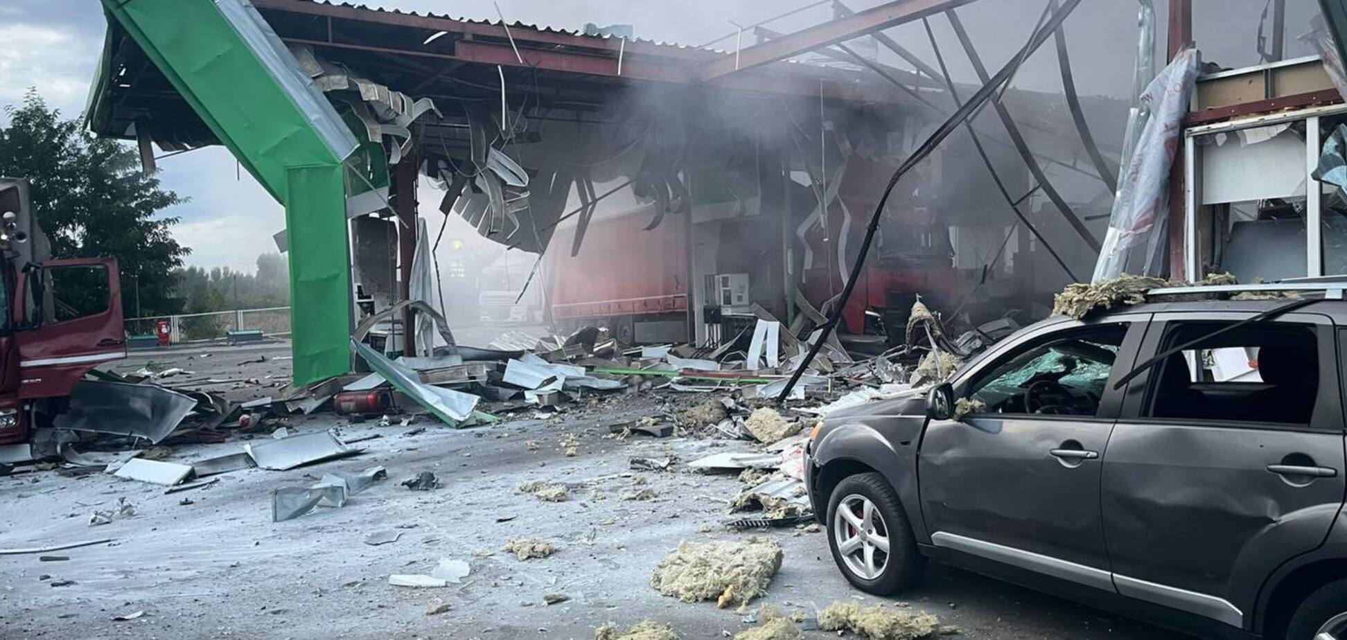 Россияне атаковали дроном топливозаправочную станцию и железную дорогу на Полтавщине: возникли пожары, пострадали люди. Фото