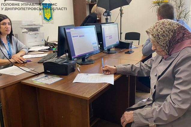 В Павлограде 101-летняя бабушка оформила загранпаспорт: собирается поехать к родным в Германию. Фото