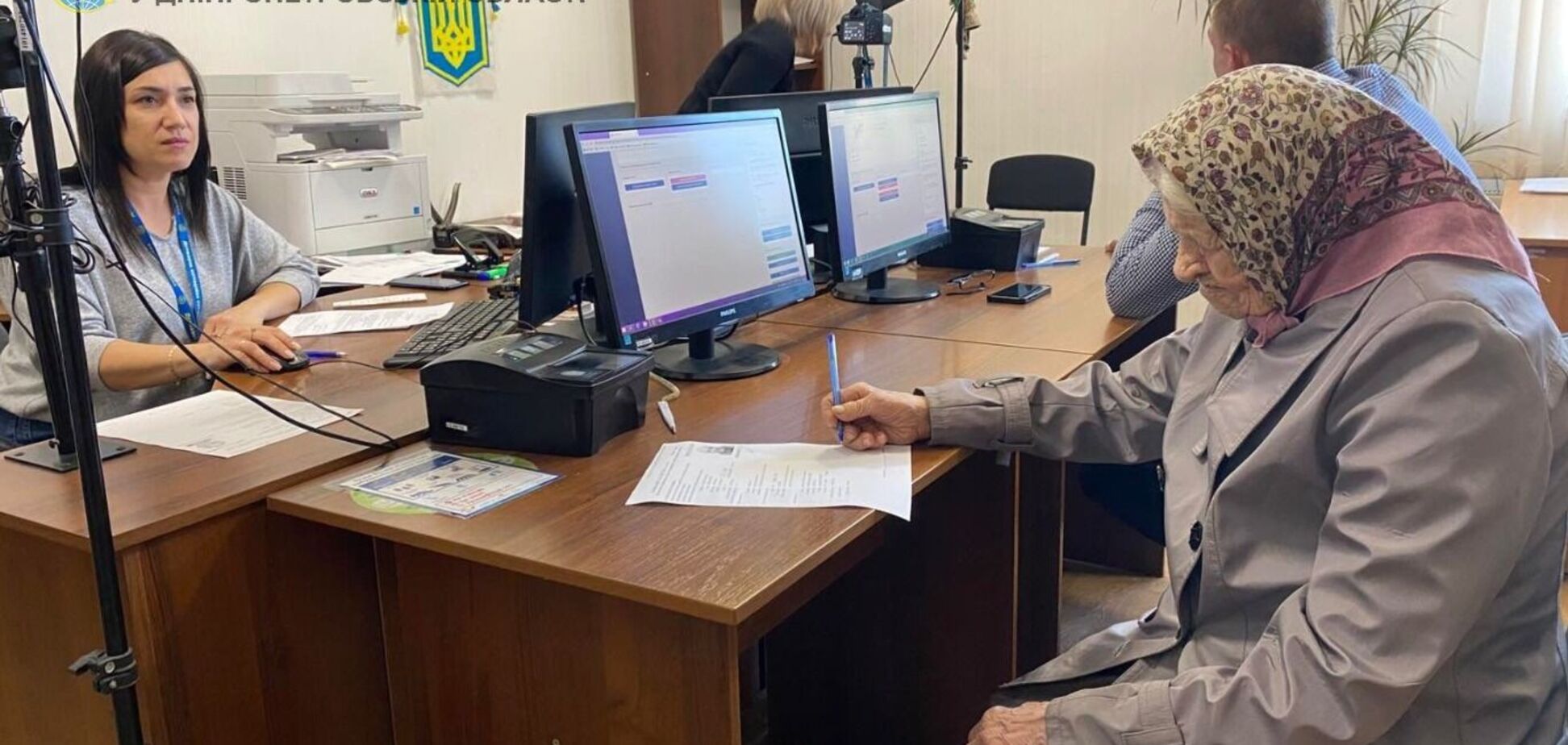 У Павлограді 101-річна бабуся оформила закордонний паспорт: збирається поїхати до рідних у Німеччину. Фото