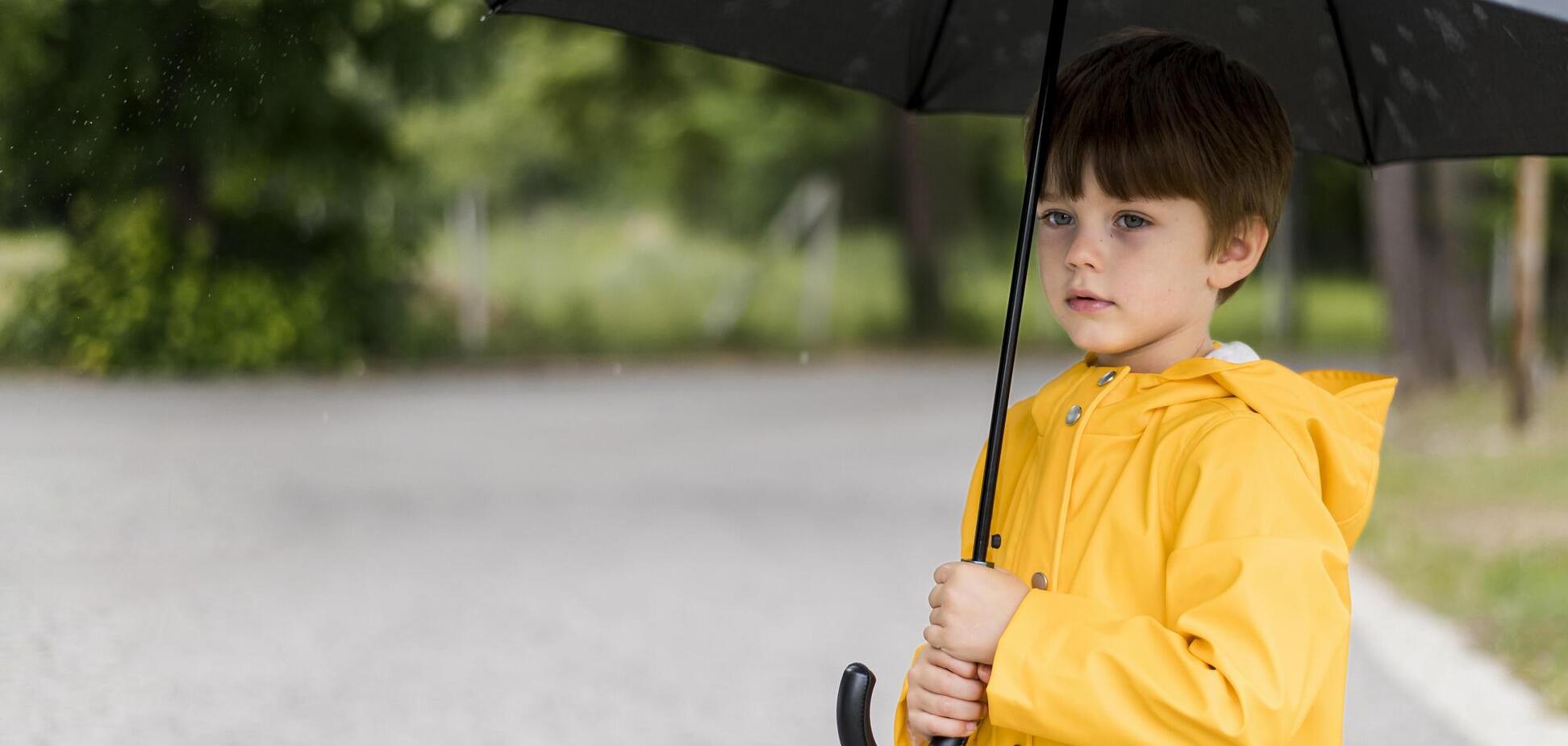 'У нормальних країнах за таке штрафують'. Українка обурила мережу запитанням, чи пускати дитину до школи в дощ