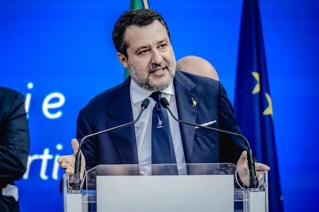 В Италии раскритиковали вице-премьера Сальвини за объятия с российским послом: как он оправдался