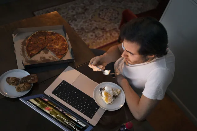 Поздний ужин может способствовать ожирению: что говорят об этом эксперты