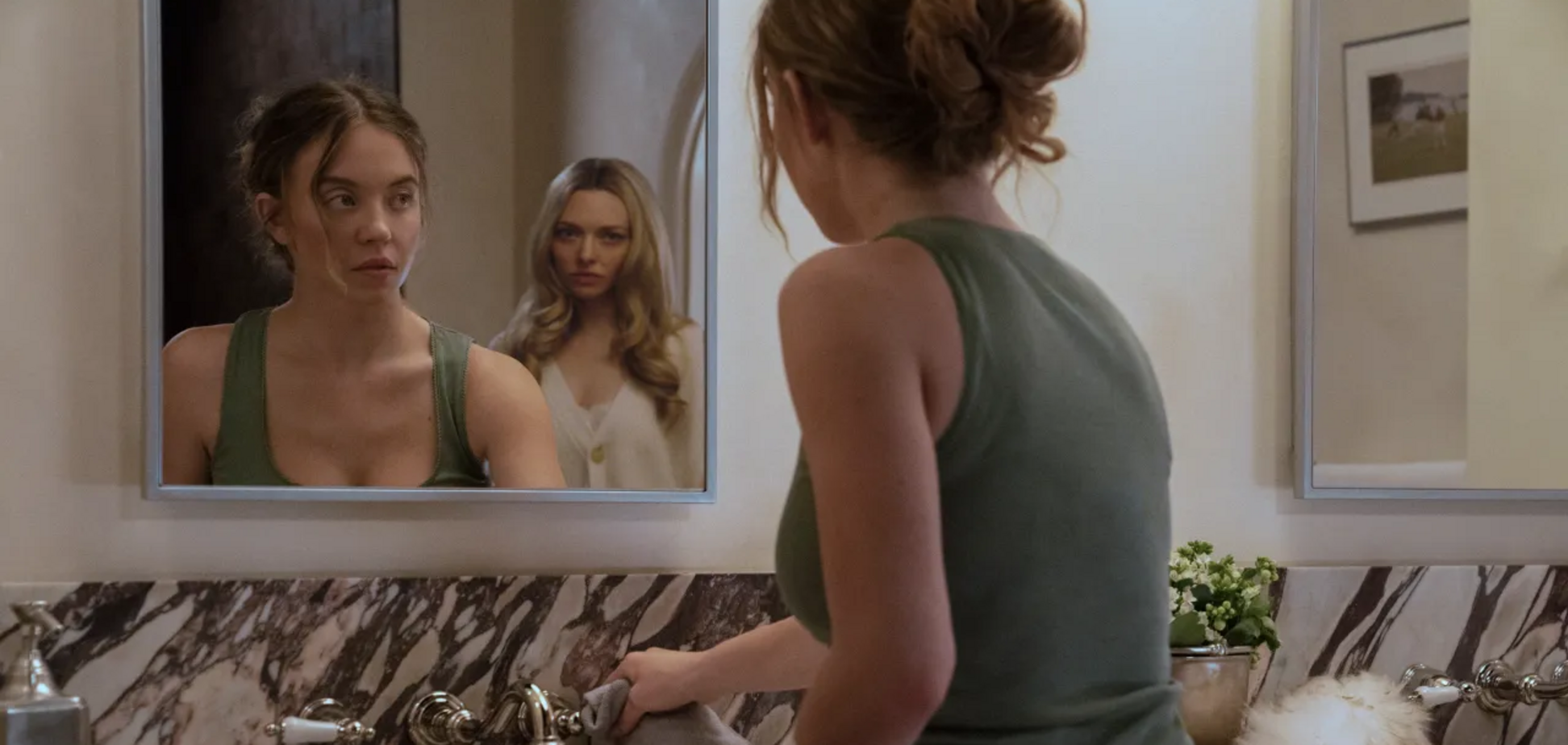 Вышел трейлер 'Служанки': что ждать от нашумевшей экранизации