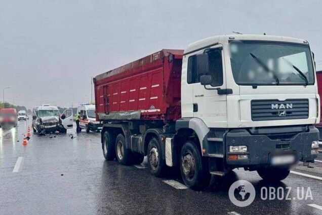 Частини авто розкидало по дорозі: на Київщині зіткнулись вантажівка та мікроавтобус, є постраждалий. Фото