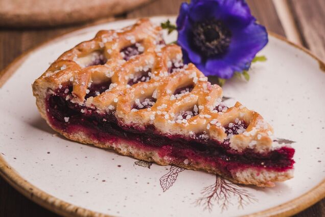 Элементарный сливовый пирог из слоеного теста: делимся простым рецептом сезонной выпечки
