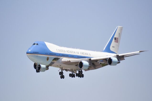 Літак Трампа на шляху до Британії ледь не зіштовхнувся  з пасажирським рейсом – Bloomberg