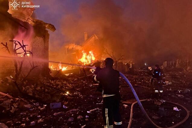 На Київщині внаслідок ворожої атаки спалахнули пожежі: працюють оперативні служби