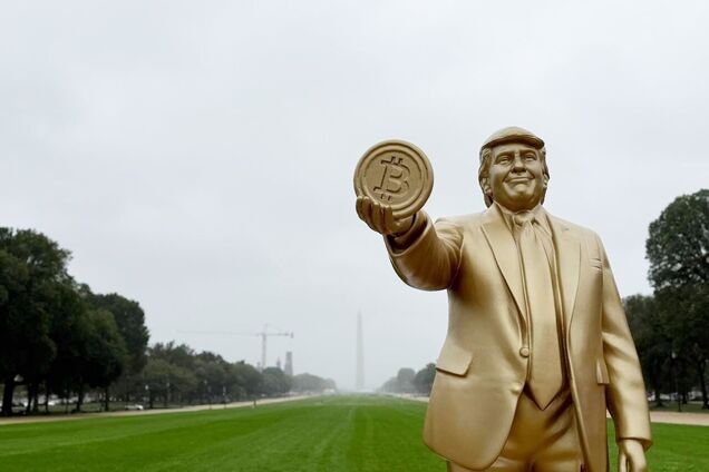 Золота статуя Дональда Трампа