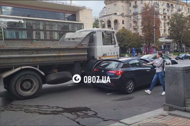 У Києві на Хрещатику сталась ДТП за участі легковика та вантажівки: утворився затор. Подробиці, фото та відео