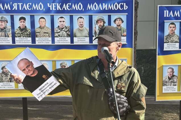 Аллея надежды: на Харьковщине освобожденный из плена воин лично снял свое фото со стенда пропавших без вести. Фото