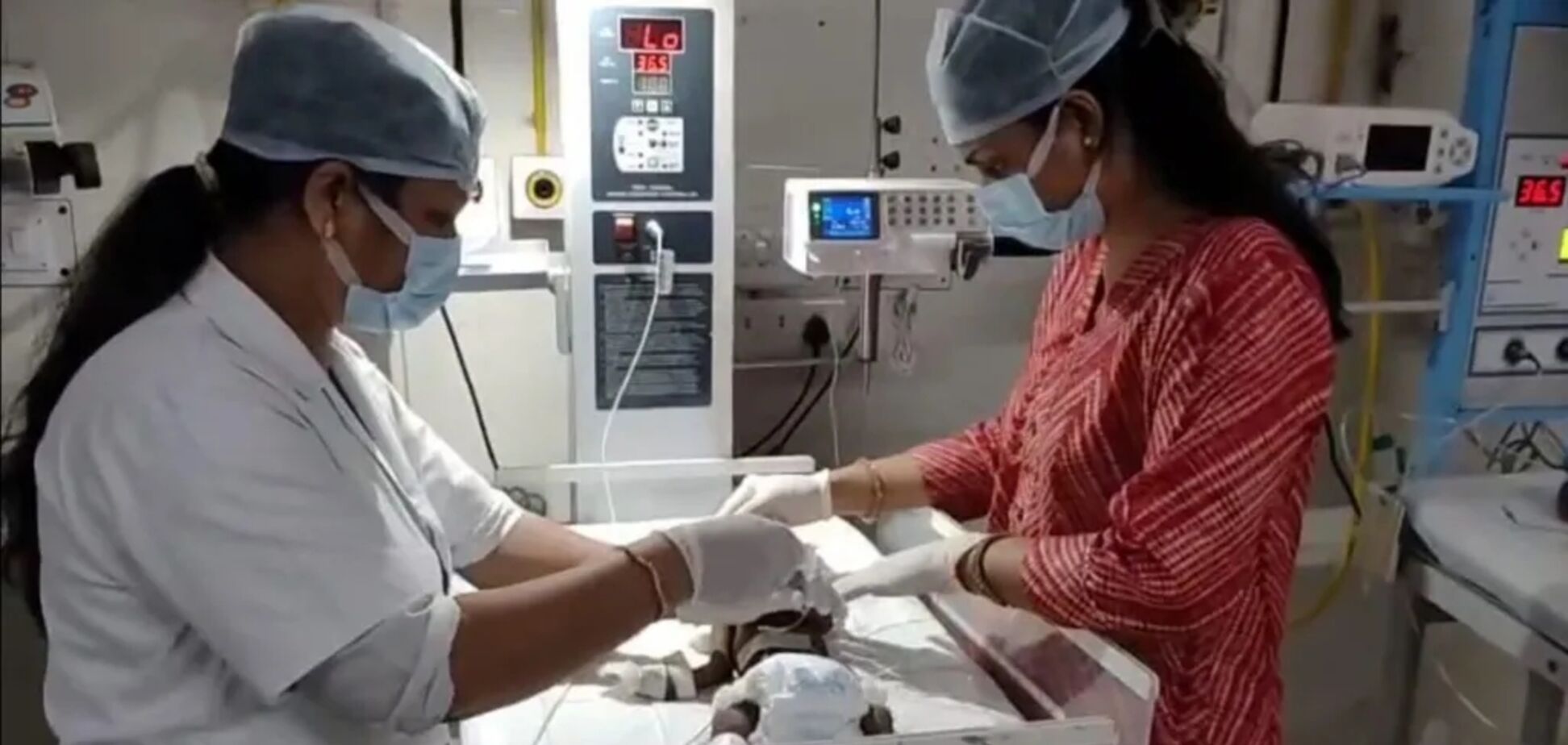 В Індії пастух знайшов 20-денну дівчинку, поховану живцем: лікарі намагаються її врятувати