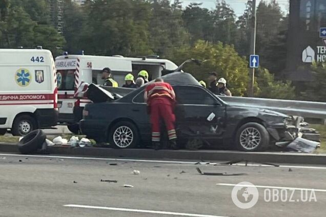 У Києві внаслідок ДТП легковик влетів у відбійник: частина огорожі пробила авто наскрізь, є загиблий. Фото та відео