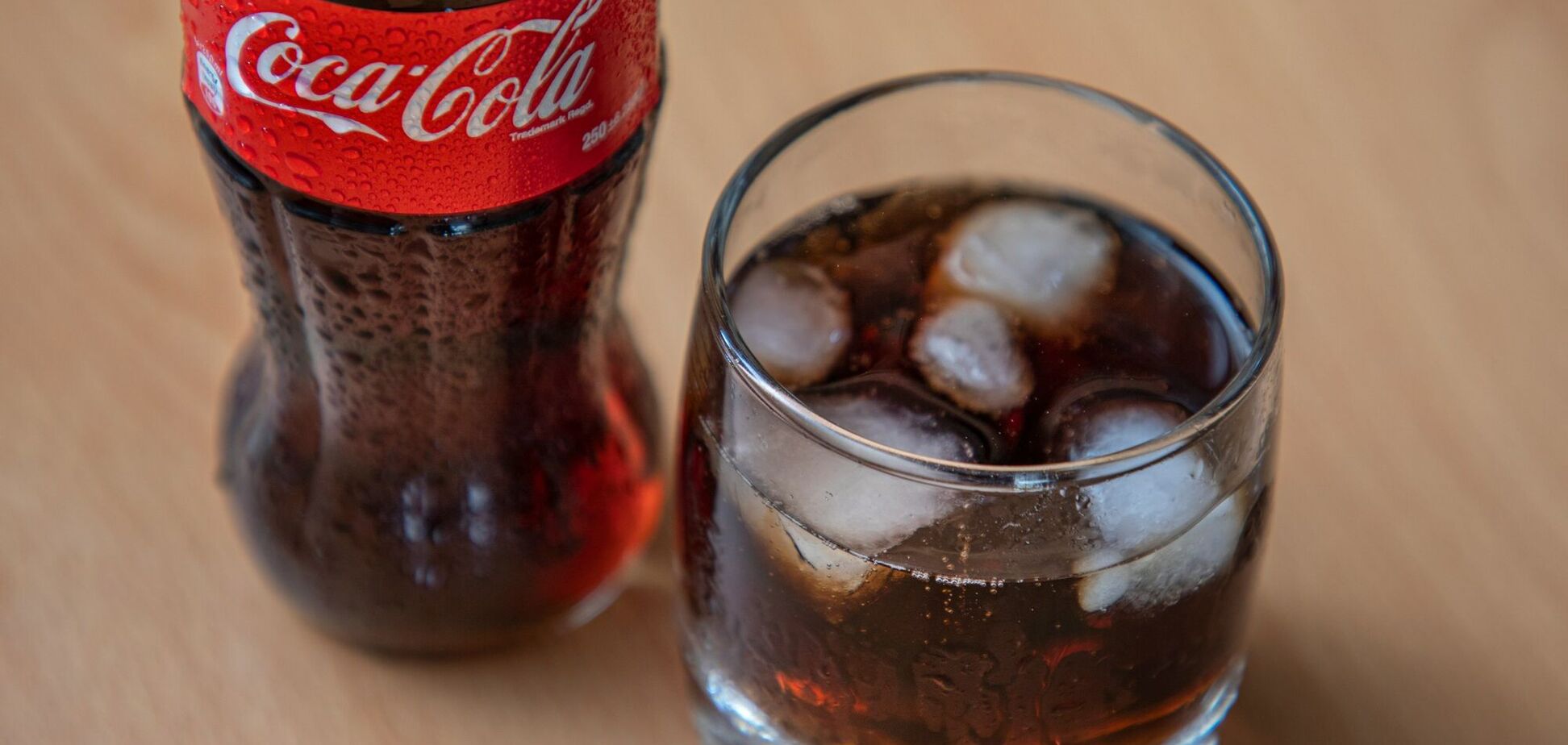 Иллюстрация - Кока Кола в бутылке и стакане