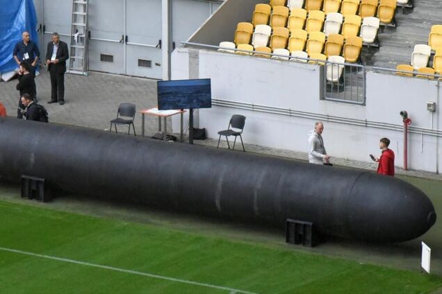 Дальність ураження 2000 км: у Львові представили 12-метровий український підводний дрон Toloka. Фото