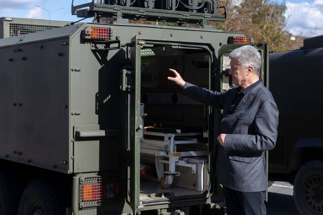 Дрони, броньовані медеваки, екскаватори та РЕБ: бійці на фронті отримають нову партію допомоги від Порошенка