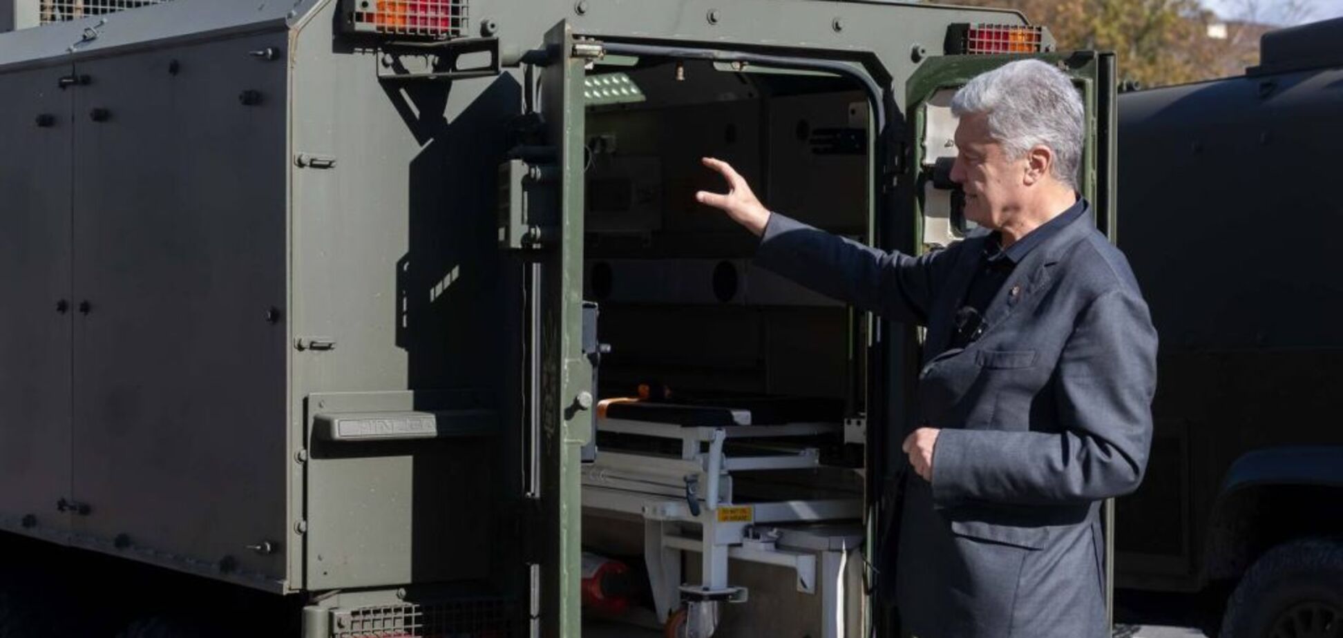 Дрони, броньовані медеваки, екскаватори та РЕБ: бійці на фронті отримають нову партію допомоги від Порошенка