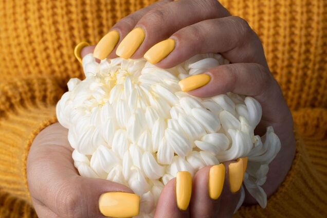 Беспроигрышные идеи: лучшие цвета маникюра осенью-2025