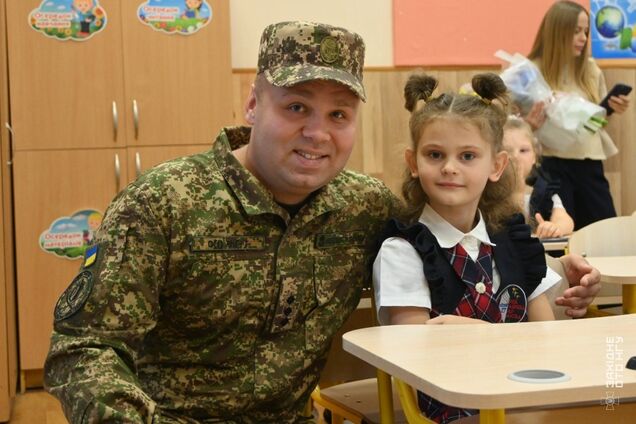 'Мы с тобой': военные провели в первый класс дочь погибшего побратима. Фото