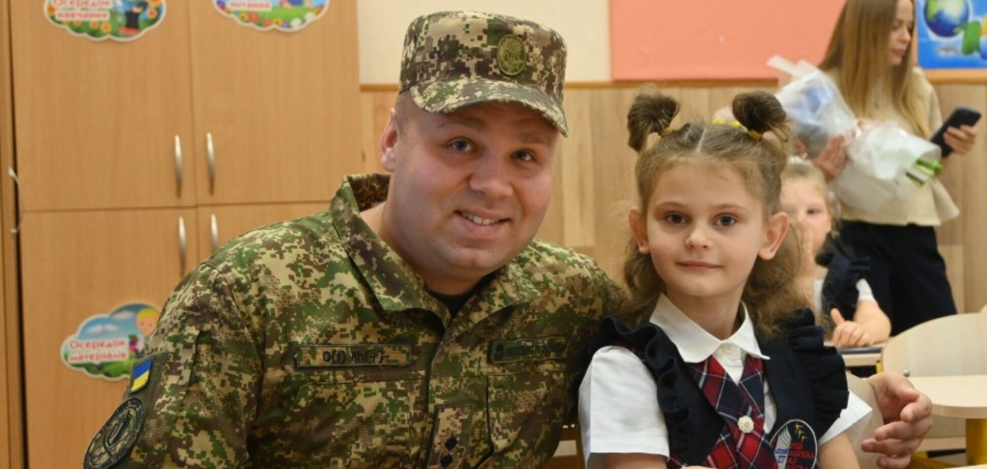 'Мы с тобой': военные провели в первый класс дочь погибшего побратима. Фото