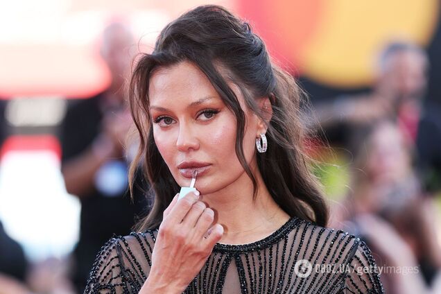 Вікторія Боня осоромилася на Венеційському кінофестивалі після двох провалів у Каннах: папараці не оцінили 'голу' сукню