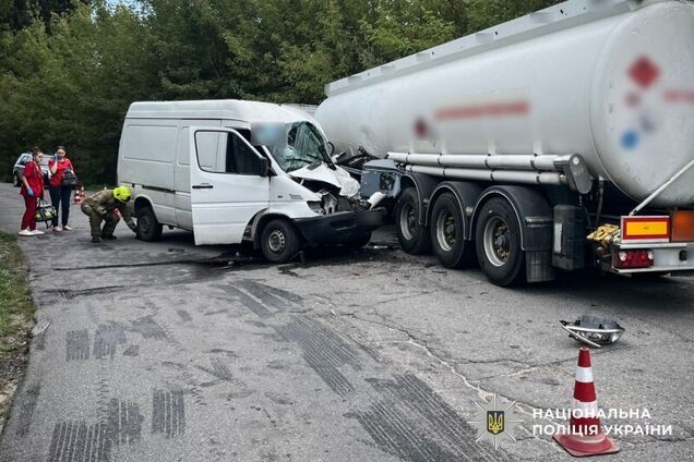 На Полтавщине столкнулись микроавтобус и грузовик: есть пострадавшие. Фото