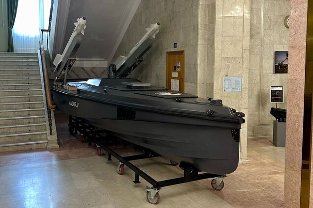 Первым в мире сбил боевой самолет Су-30 с моря: в МИД Украины установили макет надводной беспилотной лодки Magura V7. Фото