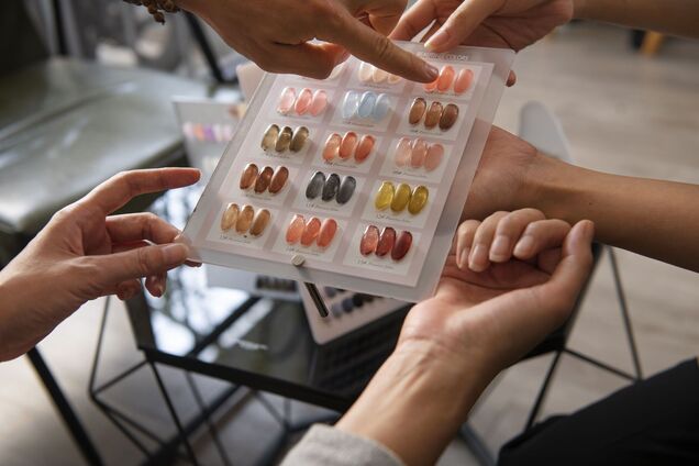 Самый модный прорыв 2025 года. Как выглядят ногти таби и что у них общего с обувью