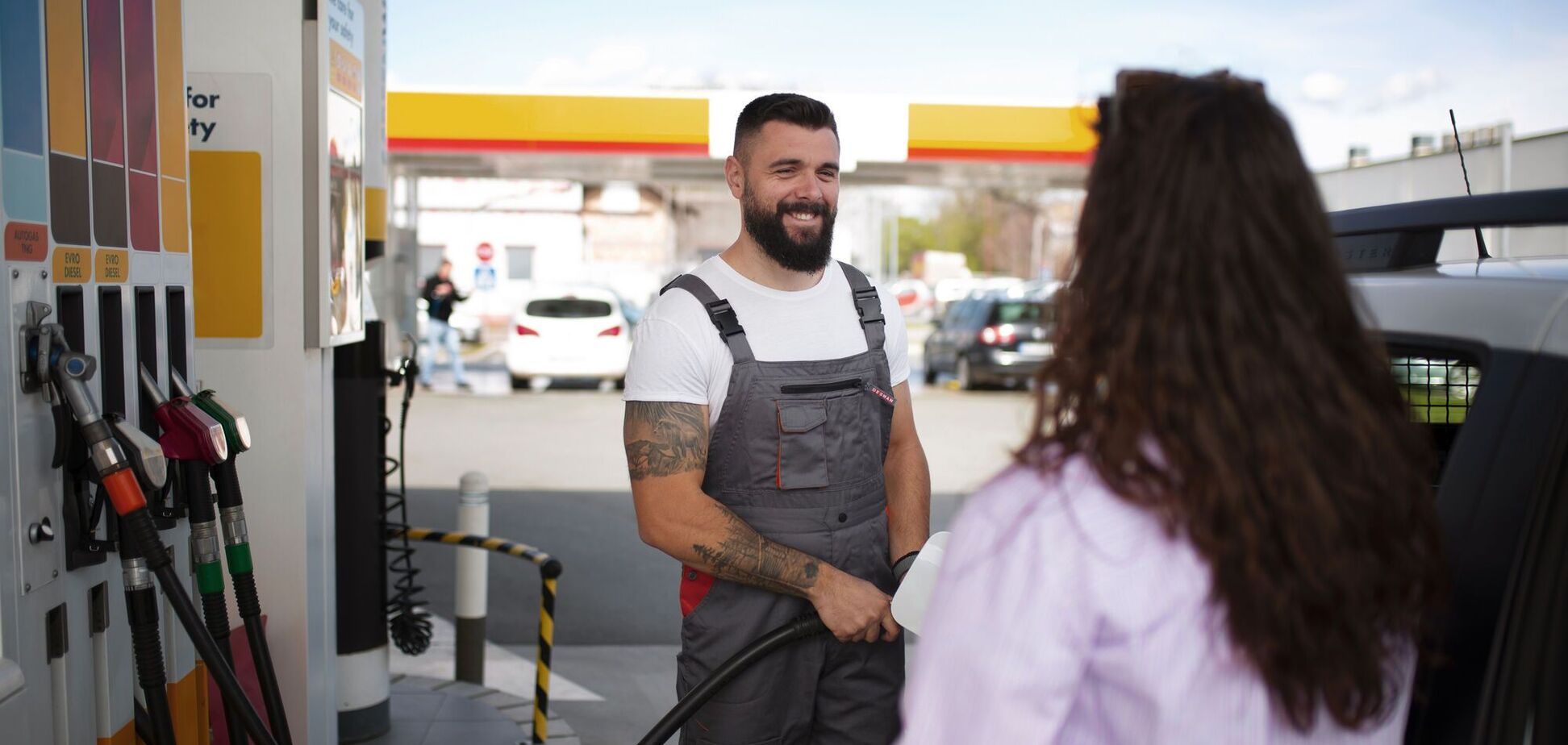 Работник и клиент на АЗС. Иллюстрация