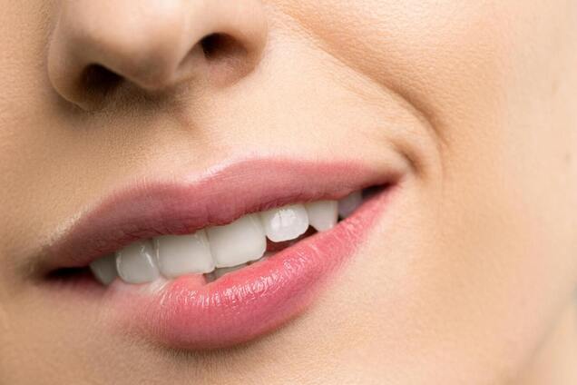 Як зробити, щоб помада трималася весь день: секретний спосіб