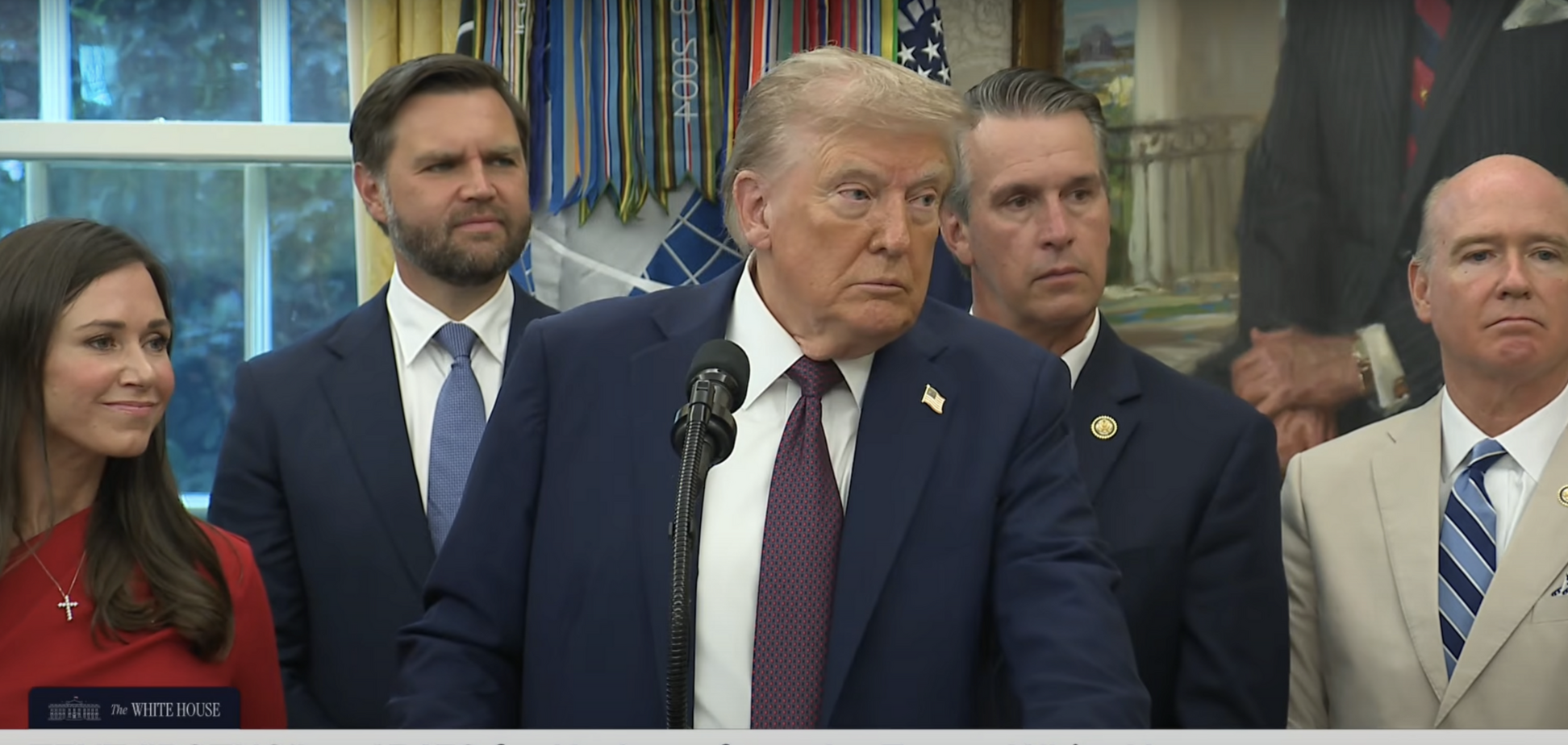 Трамп з'явився на публіці після тижневої відсутності й чуток про смерть. Відео