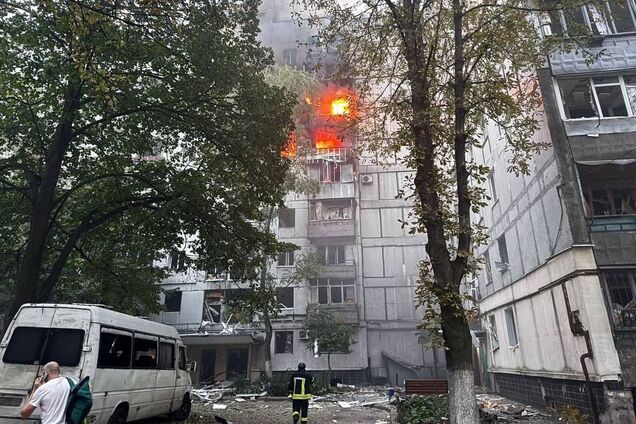 Под удар попала многоэтажка: оккупанты атаковали Днепр и область, есть жертва, 13 человек ранены. Фото и видео