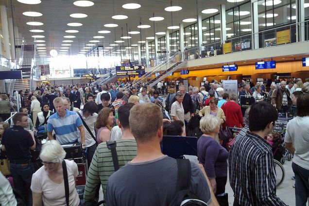 Натовп в аеропорту. Ілюстрація