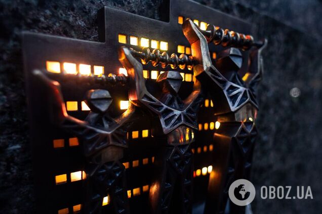 'Люди-опори': у Києві з’явилась нова мініскульптура, яка присвячена енергетикам. Подробиці та фото