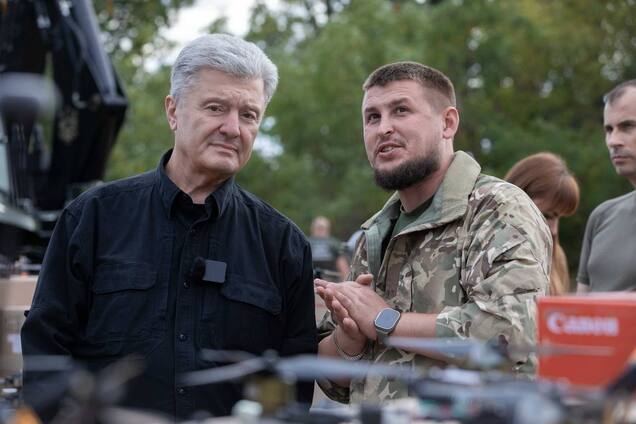 Ювілейна поїздка на фронт: Порошенко привіз дрони і техніку військовим на Харківщині. Фото