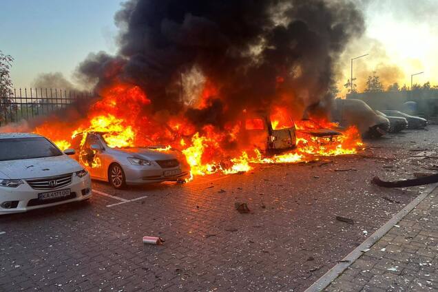 Оккупанты атаковали Киевщину, есть последствия: горели дом и авто, повреждены гаражи. Фото