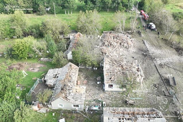 На Хмельниччині внаслідок ворожої атаки зруйновано будинки: загинув чоловік, є постраждалі. Фото і відео