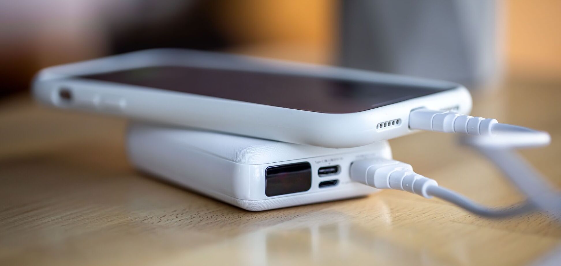 Де категорично не можна заряджати телефон: це може призвести до пожежі