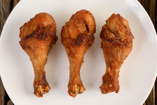 Курячі гомілки вийдуть хрусткими та золотистими: в чому замаринувати м'ясо