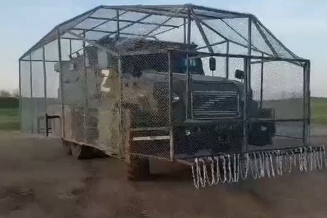 На Донеччині пілоти FPV-дронів вполювали ворожу бронемашину 'Ахмат' з екіпажем. Відео