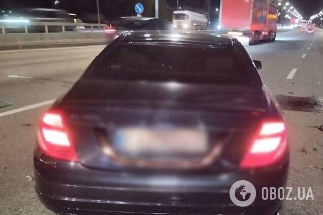 У Києві п’яний водій Mercedes на швидкості протаранив маршрутку: є постраждала. Фото