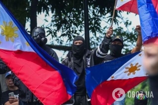 Бросали камни и бомбы в полицейских: на Филиппинах арестовали десятки людей
