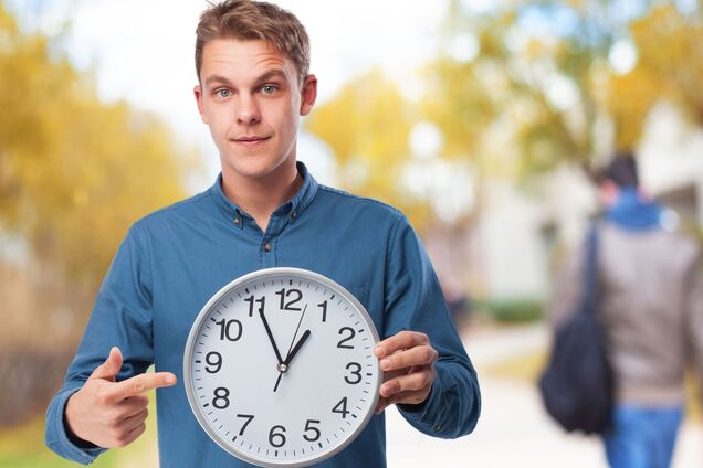 Україна знову перейшла на зимовий час: чому переведення годинників не скасували