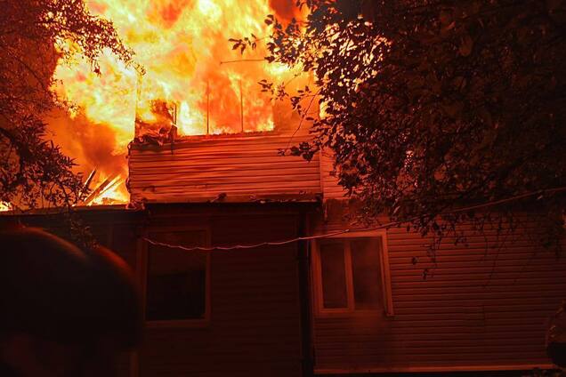 На Київщині внаслідок ворожої атаки стались пожежі, пошкоджено будинки: постраждав чоловік. Фото